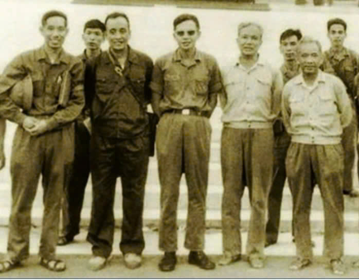  Thiếu tướng Vũ Lăng, Tư lệnh Quân đoàn 3 (ngoài cùng bên phải, hàng đầu) và một số sĩ quan tại Dinh Độc Lập (nay là Dinh Thống Nhất) ngày 30-4-1975. 
