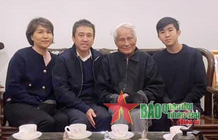 Anh Vũ Quân, con trai Thượng tướng Vũ Lăng cùng vợ và con trai thăm chúc Tết Trung tướng Nguyễn Quốc Thước năm 2022. 