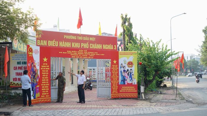 Hoàn tất công tác chuẩn bị bầu cử tại khu phố Chánh Nghĩa 3, phường Thủ Dầu Một (TPHCM). ẢNH: DUY TRẦN