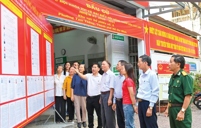 Cử tri phường Tam Thắng, TPHCM tìm hiểu thông tin tiểu sử người ứng cử đại biểu Quốc hội khóa XVI và đại biểu Hội đồng nhân dân các cấp nhiệm kỳ 2026 - 2031