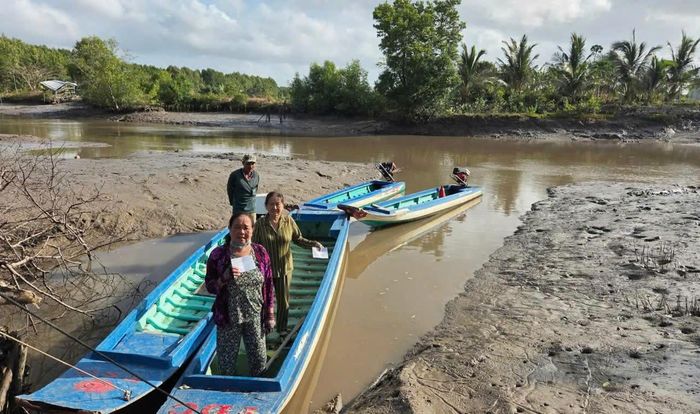  Cử tri ở xã Đất Mũi - nơi cực nam của Tổ quốc đi bỏ phiếu bằng vỏ lãi. Ảnh: TẤN THÁI 