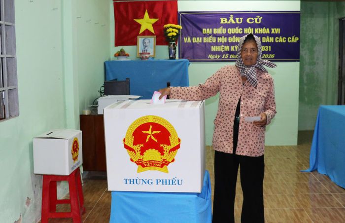  Cử tri xã cù lao Tân Phú Đông bỏ phiếu bầu cử 