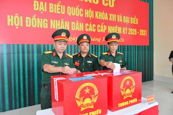  Cán bộ, chiến sĩ lực lượng vũ trang tỉnh An Giang bỏ phiếu. ẢNH: NAM KHÔI 