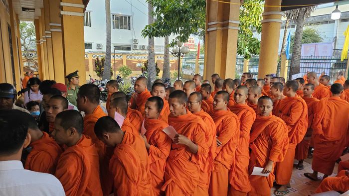  Cử tri là tăng sinh Trường Bổ túc văn hóa Pali Trung cấp Nam bộ (TP Cần Thơ) đến điểm bầu cử bỏ phiếu. ẢNH: TUẤN QUANG 