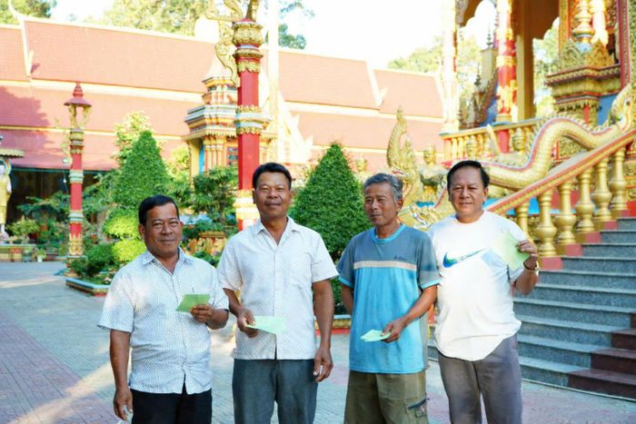  Cử tri là người Khmer ở Vĩnh Long đi bỏ phiếu 