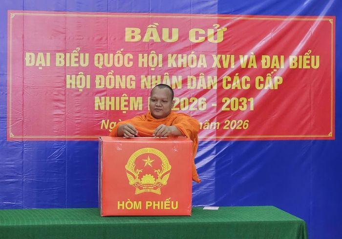  Một cử tri là tăng sinh Trường Bổ túc văn hóa Pali Trung cấp Nam bộ (TP Cần Thơ) bỏ phiếu. ẢNH: TUẤN QUANG 