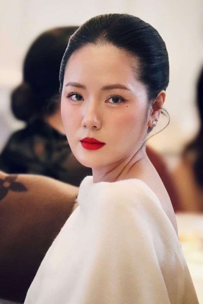 Khác với nhiều nghệ sĩ cùng thời, Phương Linh chọn cách sống khá kín đáo. Cô hạn chế chia sẻ chuyện đời tư và hiếm khi xuất hiện trong các chương trình giải trí hay show thực tế.