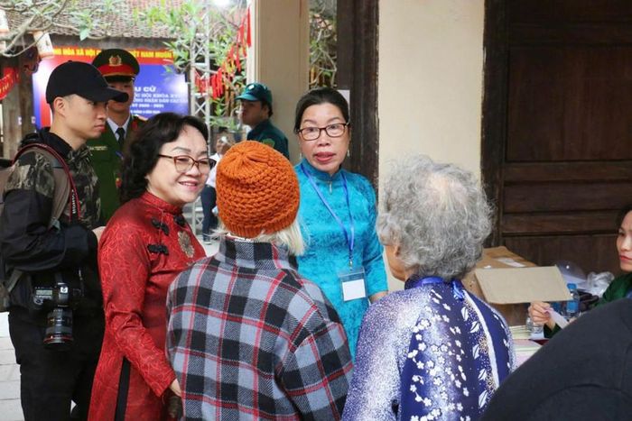 Bà Ngọc Bích (Tổ trưởng Hàng Bạc 5, phường Hoàn Kiếm) theo dõi và hướng dẫn cử tri trong suốt quá trình bỏ phiếu.