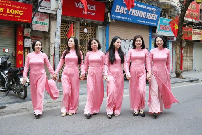 Từ sáng sớm, nhiều cử tri đã có mặt trước khu vực bỏ phiếu.