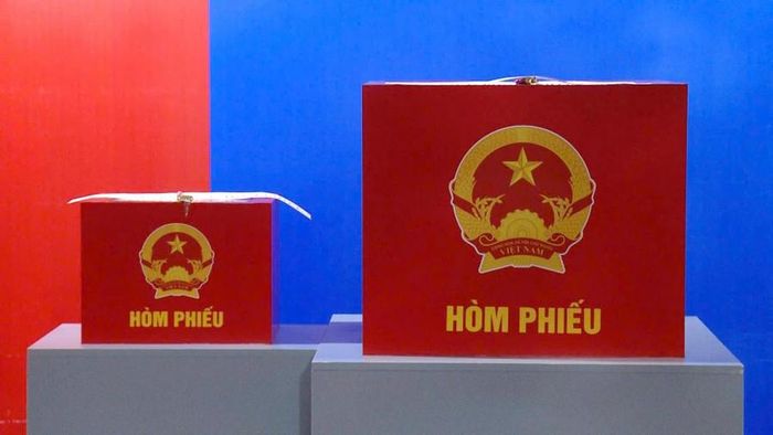 Hòm phiếu được đặt trang trọng tại khu vực trung tâm của điểm bầu cử.