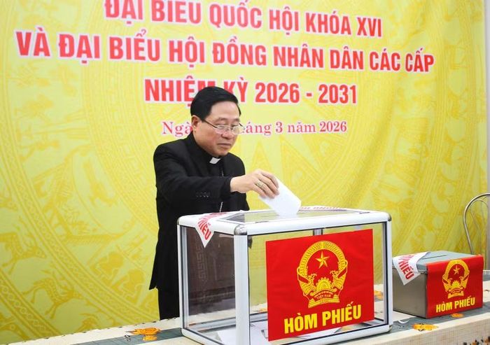 Giám mục Đặng Văn Cầu (Giám mục Chính tòa Giáo phận Thái Bình) bỏ phiếu bầu.