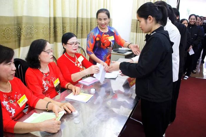 Cử tri Dòng nữ tu Đa Minh được hướng dẫn lấy phiếu bầu.