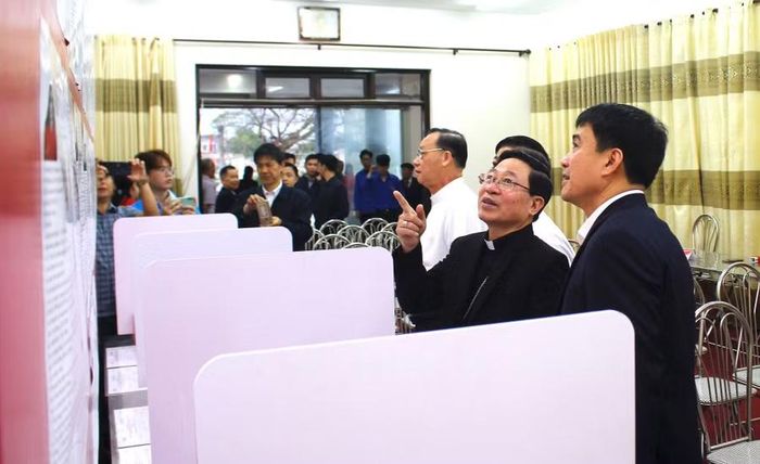Cử tri tại Tòa Giám mục Thái Bình phấn khởi tham gia bầu cử.
