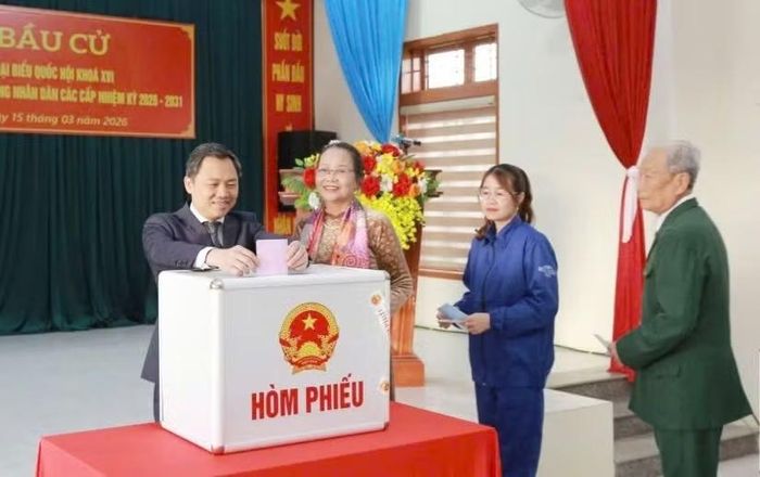 Ông Nguyễn Đình Việt, Chủ tịch UBND tỉnh Sơn La bỏ phiếu tại khu vực bỏ phiếu số 6, phường Thảo Nguyên.