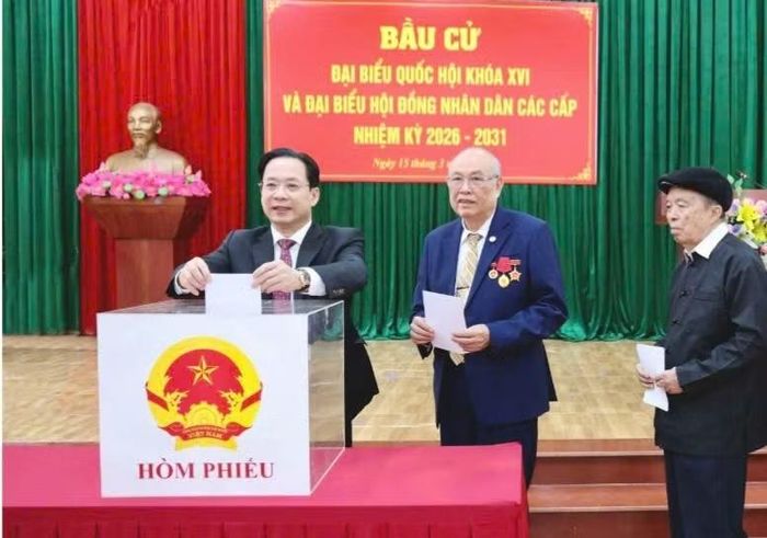 Ông Hoàng Văn Nghiệm, Bí thư Tỉnh ủy Sơn La bỏ phiếu tại phường Tô Hiệu.