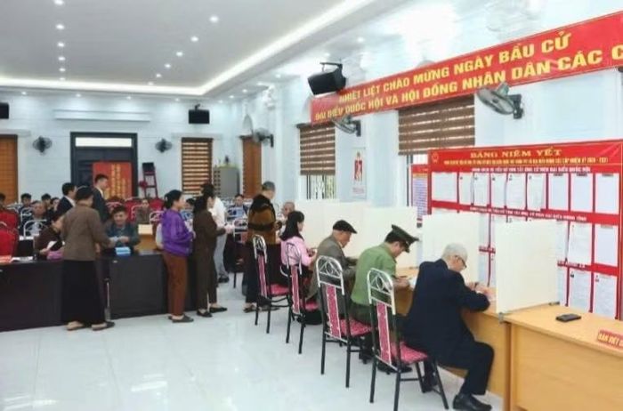 Các cử tri viết phiếu bầu cử.