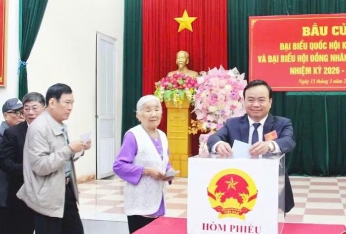 Ông Hà Trung Chiến, Phó Chủ tịch Thường trực UBND tỉnh Sơn La và cử tri các tổ 8, 9, phường Tô Hiệu tham gia bỏ phiếu.