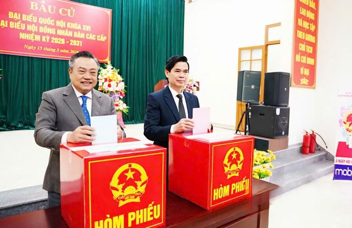 Ông Trần Sỹ Thanh, Ủy viên Bộ Chính trị, Bí thư Trung ương Đảng, Chủ nhiệm Ủy ban Kiểm tra Trung ương; ông Hoàng Quốc Khánh, Ủy viên Trung ương Đảng, Bí thư Tỉnh ủy Lạng Sơn bỏ phiếu bầu cử.