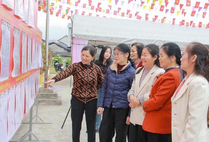 Cử tri tìm hiểu thông tin các ứng viên tại khu vực bỏ phiếu số 23, nhà văn hóa thôn 8, xã Na Sầm.