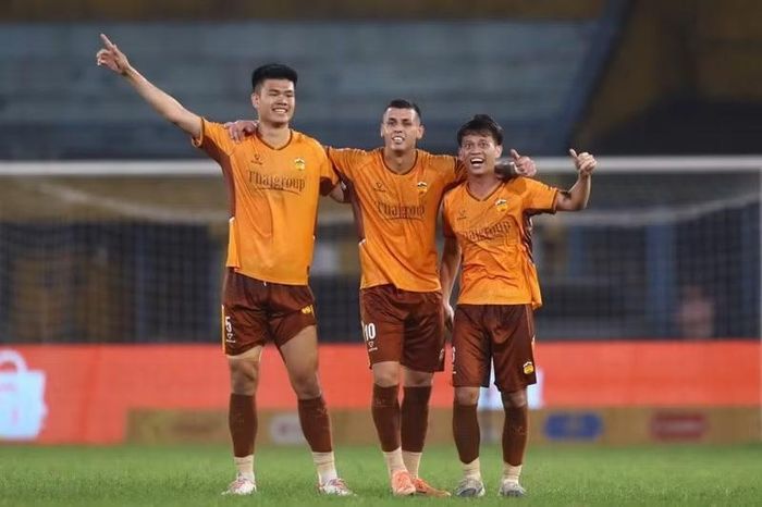 Lúc này, đội bóng phố Núi cũng chưa chính thức trụ hạng khi đang chỉ hơn các đội xếp sau một hai chiến thắng.