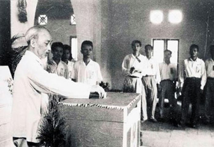 Chủ tịch Hồ Chí Minh đến bầu cử tại nhà số 10, phố Hàng Vôi, Hà Nội. Ảnh tư liệu