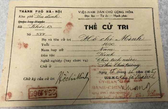 Tấm thẻ cử tri của Bác Hồ được giới thiệu trong trưng bày chuyên đề "Chủ tịch Hồ Chí Minh với Quốc hội Việt Nam - 80 năm một chặng đường vẻ vang".
