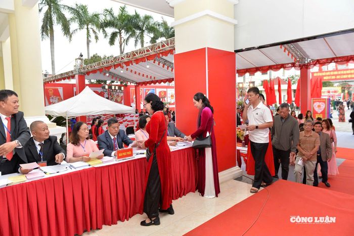 Cử tri xếp hàng trật tự làm thủ tục bỏ phiếu.