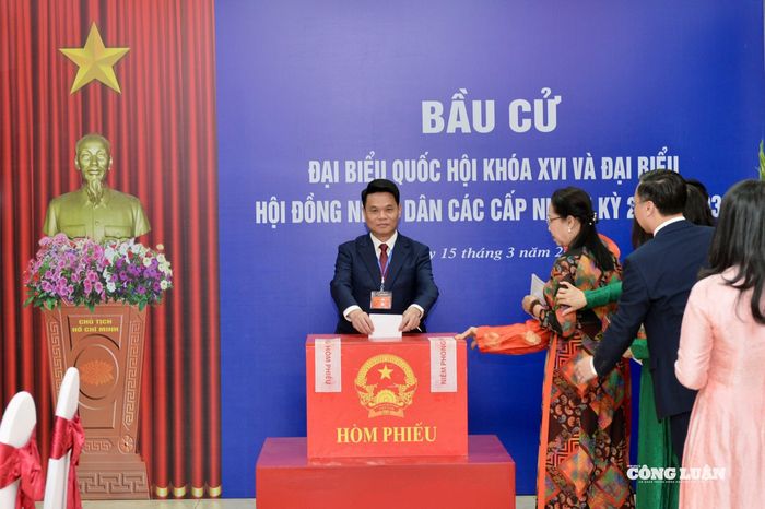 Chủ tịch UBND thành phố Hải Phòng Lê Ngọc Châu cùng với các cử tri đi bầu cử tại phường Hải An.