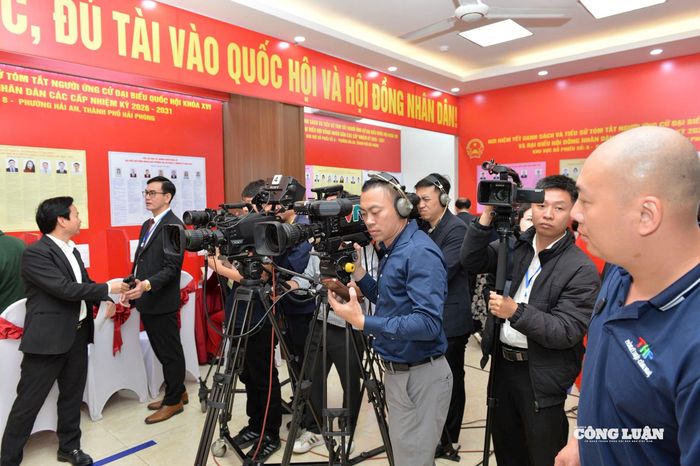 Đội ngũ phóng viên nhiệt tình túc trực tuyên truyền về ngày hội toàn dân.