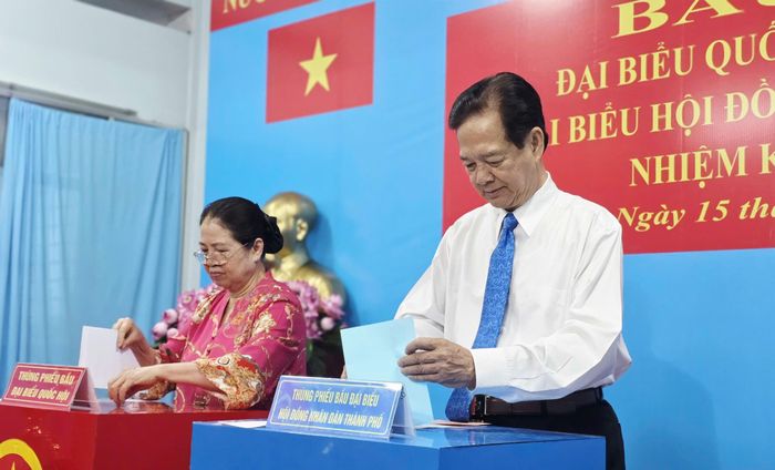 Nguyên Thủ tướng Chỉnh phủ Nguyễn Tấn Dũng cùng Phu nhân dự lễ khai mạc và tham gia bỏ phiếu (điểm bỏ phiếu Trường mầm non Tuổi Thơ 7). (Ảnh: CK).