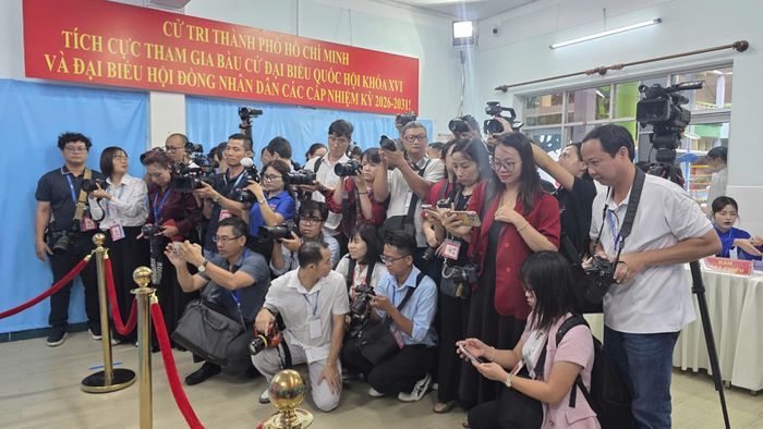 Đông đảo phóng viên tham gia tác nghiệp, đưa tin bầu cử đại biểu Quốc hội khóa XVI và đại biểu HĐND các cấp nhiệm kỳ 2026–2031 tại tổ bầu cử số 2, điểm bỏ phiếu Trường mầm non Tuổi Thơ 7, phường Xuân Hòa, TPHCM.
