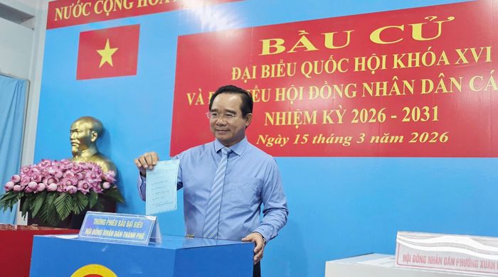 Chủ tịch UBND TPHCM Nguyễn Văn Được là người bỏ phiếu đầu tiên tại tổ bầu cử số 2, TPHCM. (Ảnh: CK)
