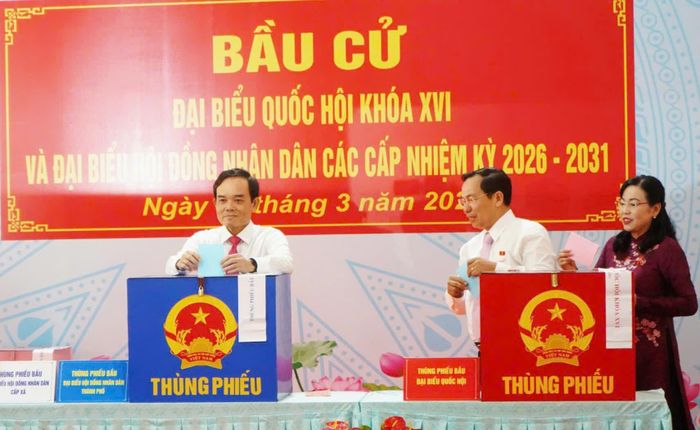 Bí thư Thành ủy TPHCM Trần Lưu Quang thực hiện quyền và trách nhiệm công dân của mình.