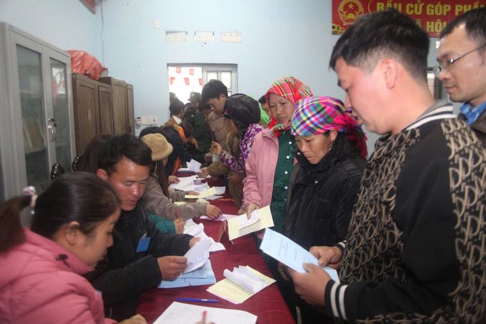 Cử tri xã Tùng Vài thực hiện các bước nhận phiếu bầu tại điểm bỏ phiếu. Ảnh: Hoàng Chính