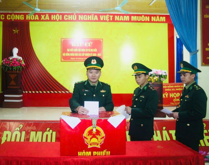 Cán bộ, chiến sĩ Đồn Biên phòng Tùng Vài tham gia bỏ phiếu tại địa phương. Ảnh: Hoàng Chính