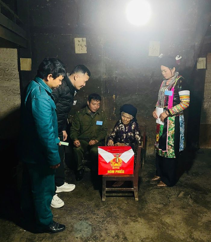 Tổ bầu cử xã Tùng Vài mang hòm phiếu phụ đến nhà cử tri cao tuổi, bảo đảm mọi cử tri đều thực hiện quyền bầu cử. Ảnh: Hoàng Chính.