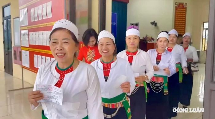 Người dân nô nức tham gia bầu cử.