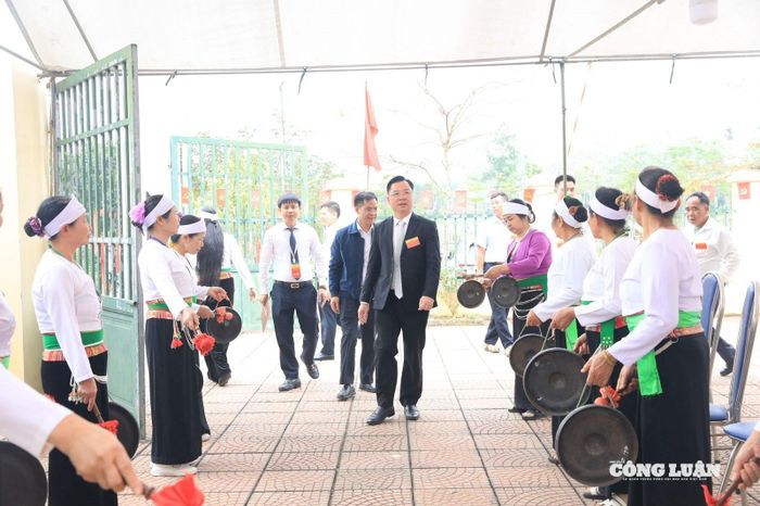 Giám đốc Sở Dân tộc và Tôn giáo thành phố Hà Nội Nguyễn Sĩ Trường đã đến kiểm tra công tác tổ chức bầu cử tại các khu vực bỏ phiếu thuộc đơn vị bầu cử trên địa bàn xã Yên Bài.