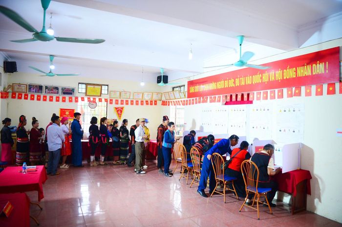 Các cử tri lần lượt xếp hàng vào khu vực ghi phiếu bầu cử. Ảnh: Tuấn Anh