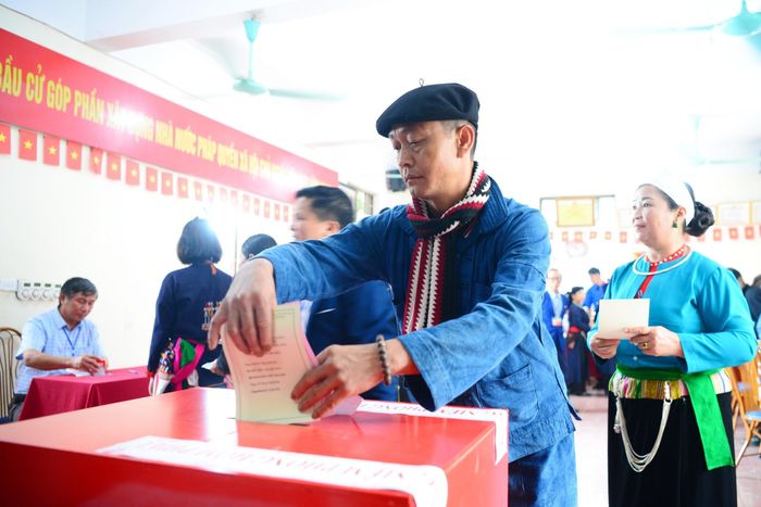 Các cử tri lần lượt bỏ phiếu để bầu ra lãnh đạo tài giỏi phụng sự đất nước. Ảnh: Tuấn Anh