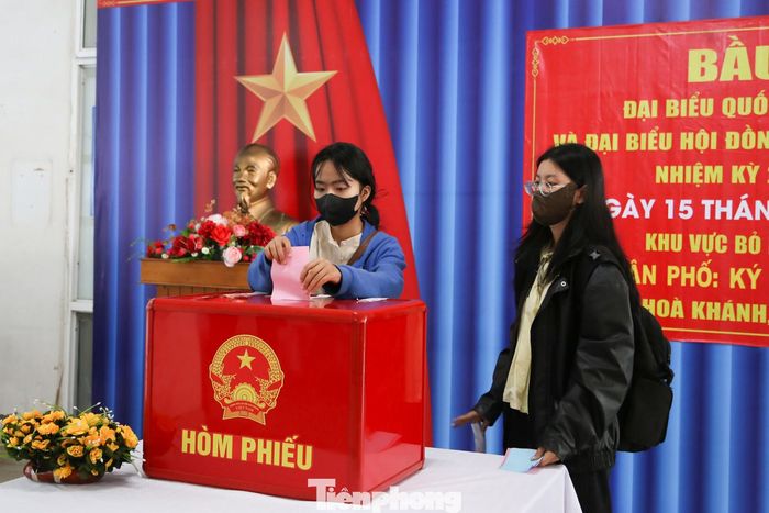  “Em cũng rất hồi hộp, dậy từ sớm để tham gia ngày hội bầu cử. Đối với những người trẻ như em, việc lần đầu thực hiện quyền làm chủ thông qua lá phiếu có ý nghĩa đặc biệt, như một dấu mốc trưởng thành”, Như kể. 