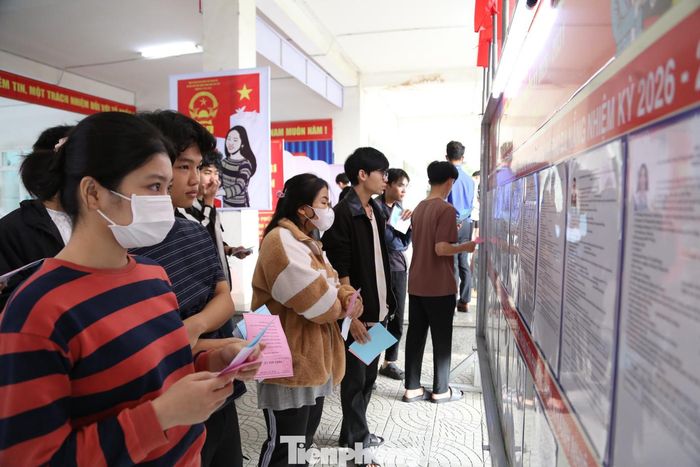 Được biết, đây là điểm bầu cử đặc biệt dành cho 1.169 sinh viên đang cư trú, theo học tại các trường ĐH, CĐ trên địa bàn với 100% cử tri lần đầu tham gia bầu cử.