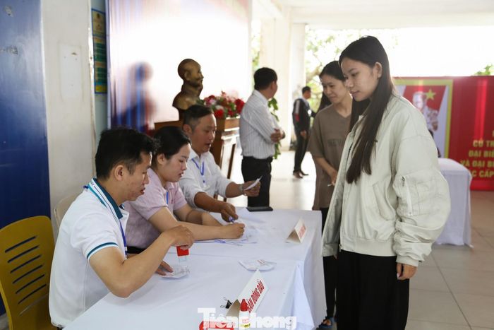 Theo ông Hồ Sỹ Khánh - Trưởng phòng Kinh tế, hạ tầng và đô thị phường, Tổ trưởng Tổ bầu cử số 34, để đảm bảo tránh ùn tắc vào một thời điểm, không để cử tri phải chờ đợi lâu, Tổ bầu cử đã triển khai hướng dẫn bầu cử theo các khung giờ. “Bên cạnh đó, đối với các bạn sinh viên bận việc, phải đi làm thêm, học thêm, chúng tôi cũng thông qua ban quản lý lên danh sách, nhắc nhớ các em đi bầu cử vào khung giờ sớm”, ông Khánh nói.