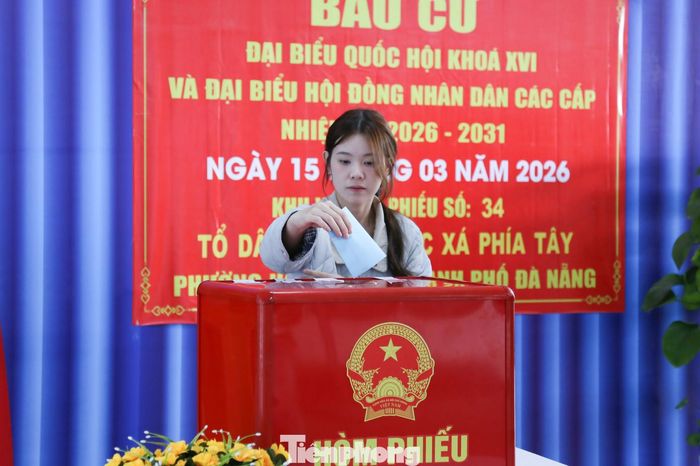  “Đối với sinh viên học tập xa quê như em, được tạo điều kiện để bỏ phiếu ngay tại ký túc xá giúp em thuận lợi hơn, không phải di chuyển về quê để thực hiện quyền cử tri”, Tâm chia sẻ. 