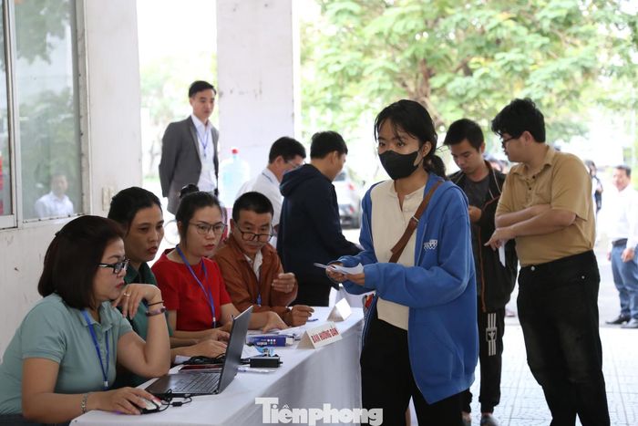  Cũng có mặt từ sớm để thực hiện quyền bầu cử, bạn Trần Thị Vân Như (sinh viên năm 3 trường ĐH Sư phạm – ĐH Đà Nẵng) tự hào khi lần đầu đi bỏ phiếu. 