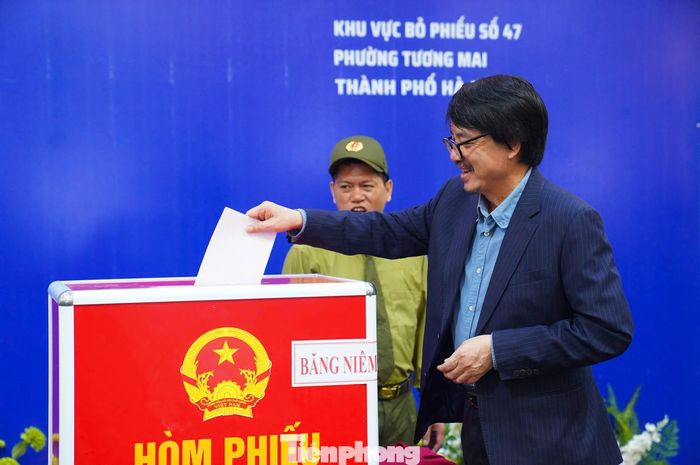  Với kỳ bầu cử năm nay, NSƯT Sĩ Tiến khá ấn tượng với công tác tổ chức, đặc biệt là việc ứng dụng chuyển đổi số ngay từ rất sớm. "Các tổ dân phố đã gửi tới người dân thông tin và danh sách sơ bộ của các ứng cử viên từ cấp phường, cấp thành phố đến đại biểu Quốc hội, giúp cử tri thuận tiện tiếp cận và tìm hiểu. Có thể thấy chuyển đổi số đã gắn với đời sống xã hội một cách rất thiết thực và ý nghĩa", NSƯT Sĩ Tiến chia sẻ với Tiền Phong. 