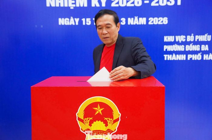 NSƯT Đỗ Kỷ cho biết bản thân và các thành viên trong gia đình đã dậy sớm để chuẩn bị đi bầu cử. "Công tác chuẩn bị tại khu dân cư được thực hiện khá tốt, không gian được trang hoàng đẹp mắt, tạo nên bầu không khí trang trọng, đúng như mọi người vẫn gọi đây là ngày hội của toàn dân", NSƯT Đỗ Kỷ nêu.