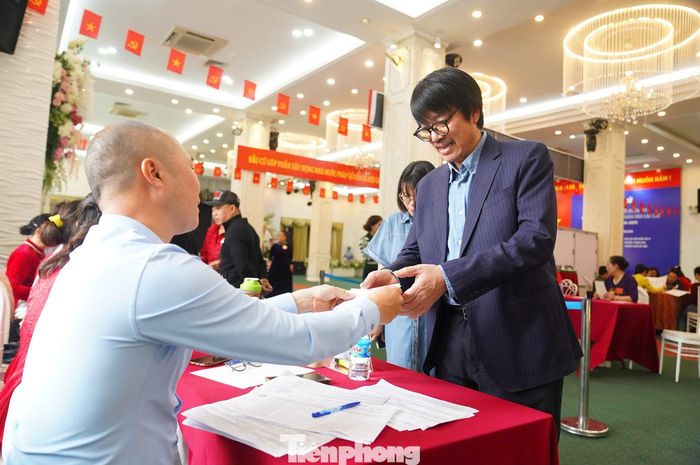  Nam nghệ sĩ bỏ phiếu tại khu vực bỏ phiếu số 47 (phường Tương Mai, TP. Hà Nội). 