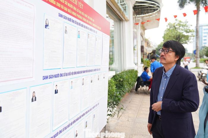 Sáng 15/3, NSƯT Nguyễn Sĩ Tiến - Giám đốc Nhà hát Tuổi trẻ Việt Nam - cũng có mặt tại điểm bỏ phiếu để thực hiện quyền công dân.