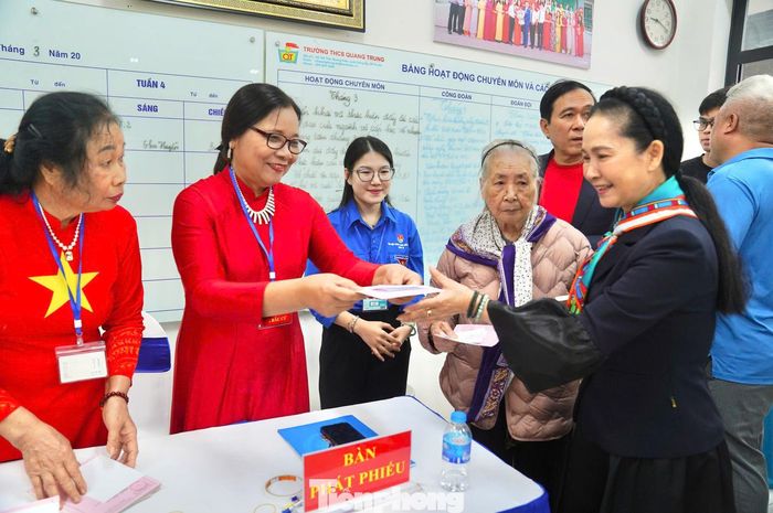 Bàn tiếp đón, hướng dẫn cử tri, khu vực phát phiếu và thùng phiếu được bố trí hợp lý, bảo đảm đúng quy trình. Các thành viên tổ bầu cử túc trực từ sớm, nhiệt tình hướng dẫn từng bước để cử tri thực hiện việc bỏ phiếu thuận lợi, nhanh chóng.